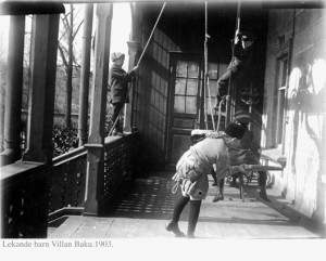 Lekande barn veranda Villan 1903.