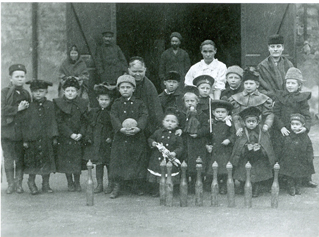 Selim Ekelund, Sonja Nordahl, Tyra Eklundh, Elsa Eklundh, Nils Nordahl, Lars Eklundh, Mascha Tauson m docka, Hans Tiedemann, Otto Tiedemann, Erik Nordahl m fl VP 1896 A