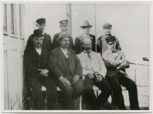 9. Dessa åtta män monterade in dieselmotorer i Vandal 1903, 04